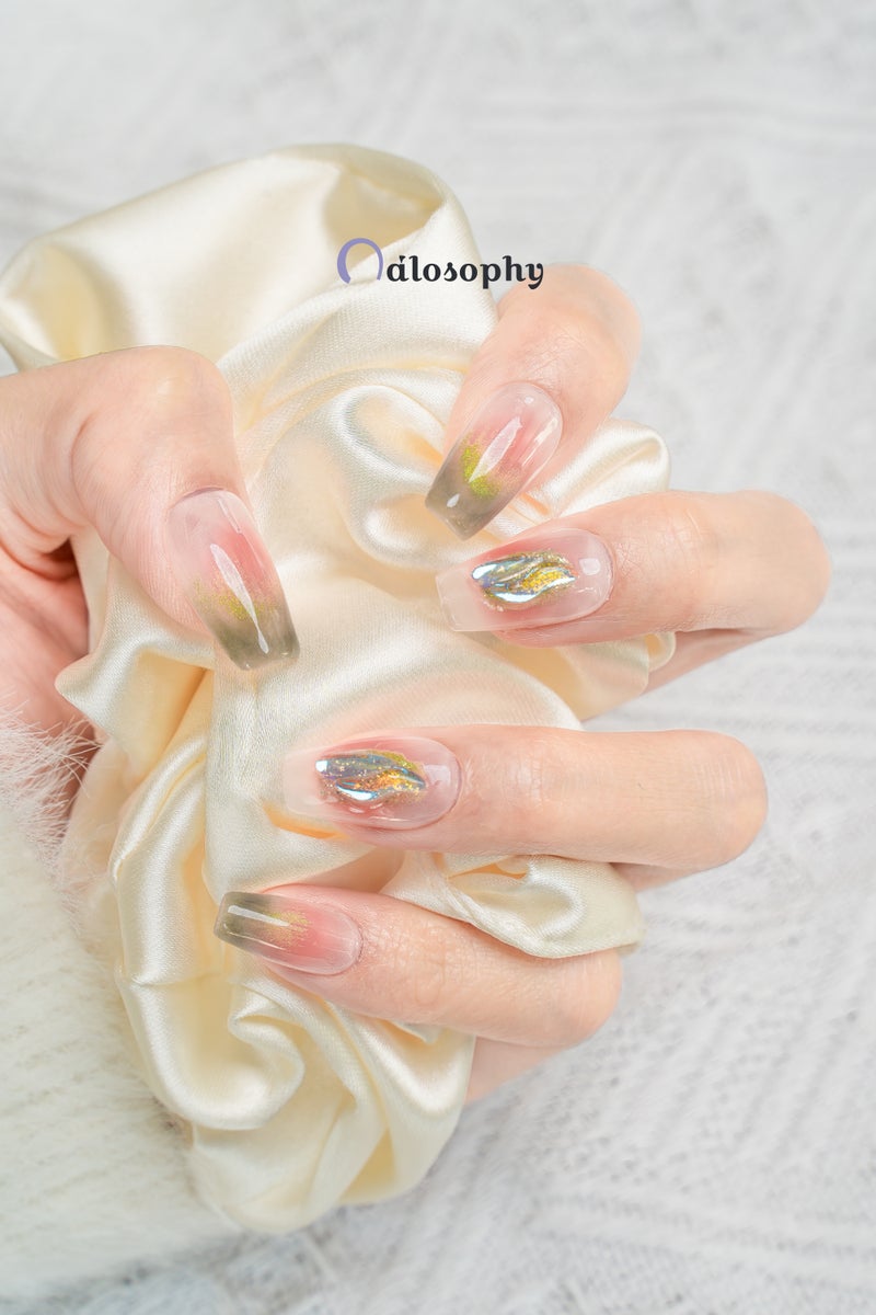Nailosophy أظافر فاخرة مصنوعة يدويًا قابلة للصق بلون الخوخي وزيتون مع جواهر أورا 3D | شكل مربع - Image 4